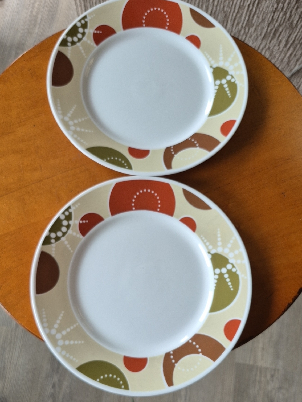 2 Corelle Vive Martini Dinner Plates in Cream with Orange, Olive, and Brown.